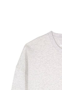 Sweatshirt gris clair à col rond avec une texture douce, montrant la zone des épaules et du haut de la poitrine sur un fond blanc.