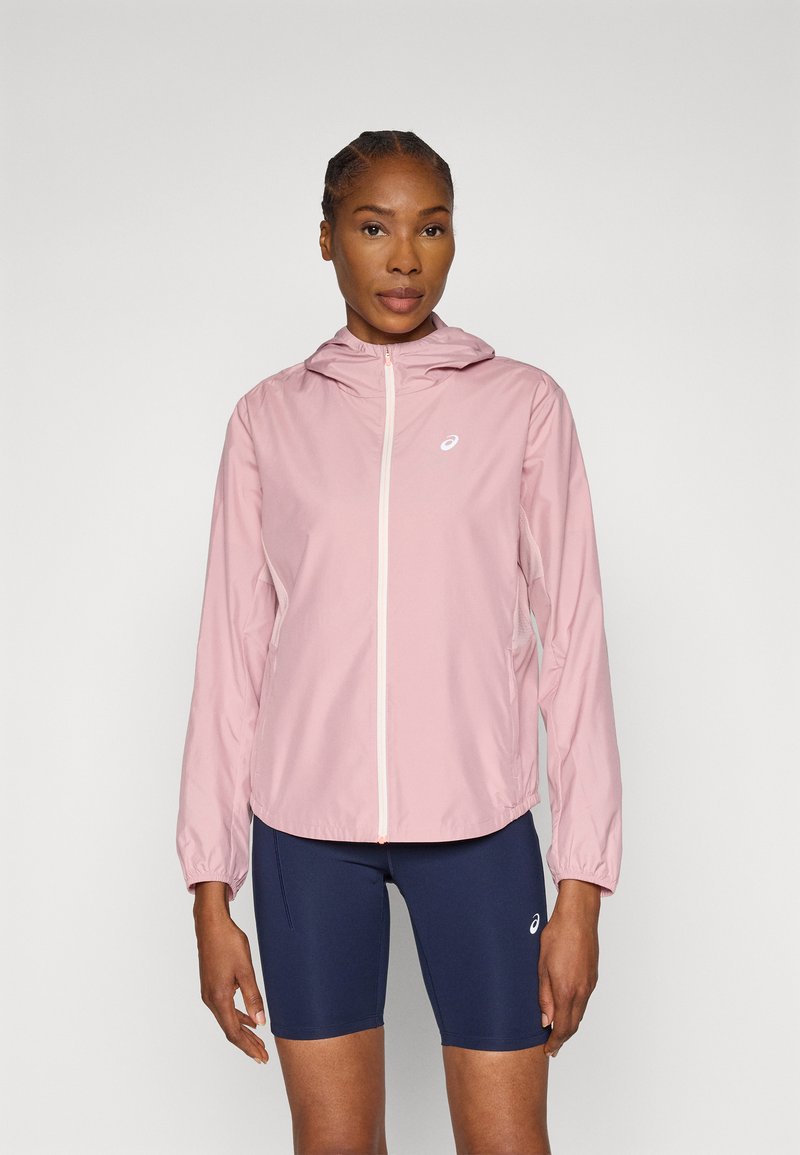 Ροζ ανοιχτό ροζ, μπουφάν με κουκούλα, εμπρόσθιο φερμουάρ και πλαϊνές τσέπες. Διαθέτει λείο υλικό και μικρό λογότυπο στο στήθος.