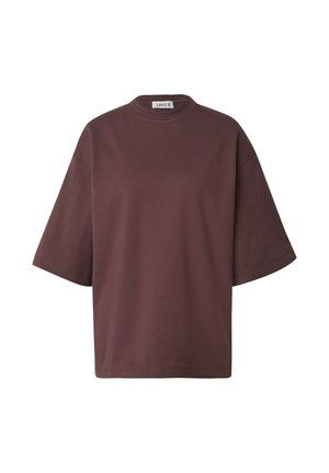 Korte mouwen, losvallend T-shirt van diep bordeaux katoen. Ronde hals, gladde textuur, geen patronen of accenten. Casual ontwerp.