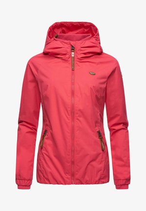Rózsaszín vízálló dzseki kapucnival, cipzáras zsebekkel és elasztikus mandzsettákkal. Síma varrások és logó részlet a mellkas felső részén.