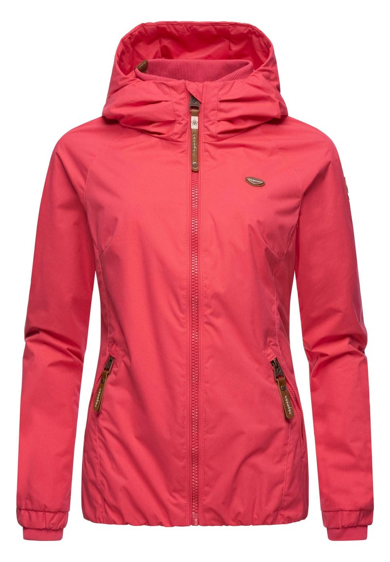 Roze waterdichte jas met een capuchon, voorzien van ritszakken en elastische manchetten. Platte naden en een logodetail op de bovenborst.