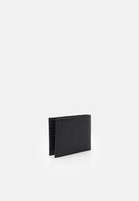 Portofel din piele neagră cu o finisare texturată, având mai multe sloturi pentru carduri și un design elegant, minimalist.