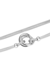 Srebrna bransoletka z plecionych metalowych splotów, okrągłym charms'em z przeplatanymi pętlami oraz gładkimi sferycznymi akcentami.