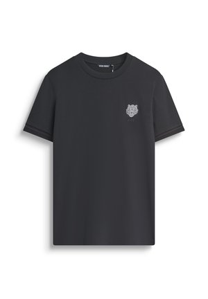 Zwarte katoenen t-shirt met een ronde hals, korte mouwen en een klein geborduurd tijgerlogo op de borst, met subtiele rode accenten op de mouwen.