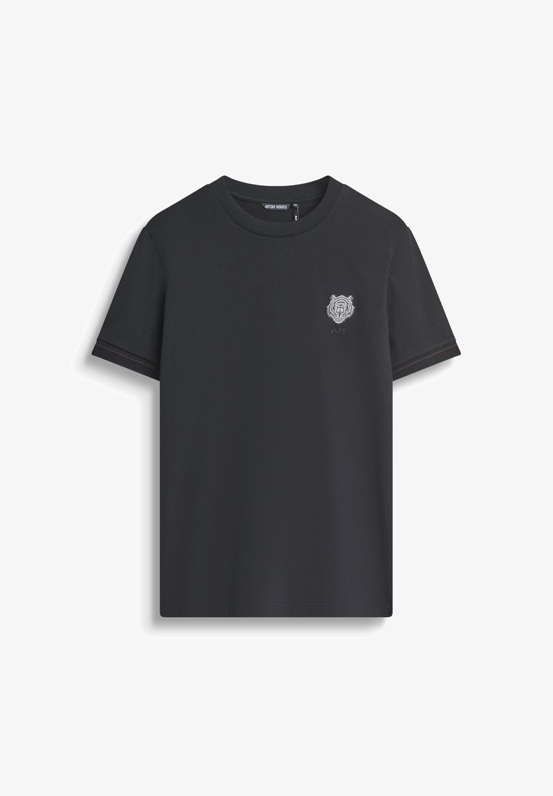 T-shirt in cotone nero con scollatura rotonda, maniche corte e un piccolo logo ricamato di una tigre sul petto, con discreti accenti rossi sui polsini.