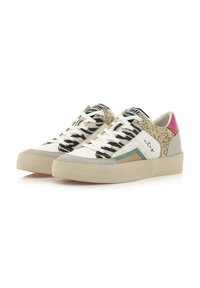 Zapatillas blancas y negras con acentos dorados y una mezcla de texturas. Presentan una suela beige, diseños laterales multicolores y cordones negros.