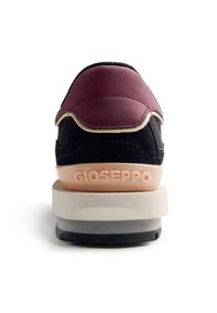 Baskets noires et bordeaux avec un dessus en cuir, panneaux en tissu texturé, semelle empilée beige et grise, logo "GIOSEPPO" en relief.