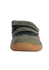 Scarpa in suede grigio e mesh con cinturini in velcro regolabili, colletto imbottito e suola in gomma, che presenta un piccolo accento rosso sul lato.
