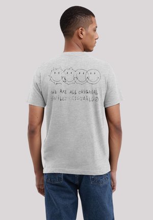Graues Baumwoll-T-Shirt mit einem verspielten Grafikdesign von vier lächelnden Gesichtern und dem Text "WIR SIND ALLE ORIGINAL GESTOHLENE ORIGINALS."