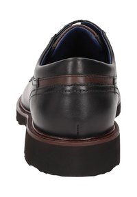 Scarpa con tomaia in pelle nera e striscia di accentuazione in pelle marrone, forma arrotondata, interno imbottito e suola nera spessa, vista dal retro.