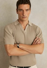 Reiss REGULAR FIT-MERIT MICRO-CABLE OPEN-COLLAR  - Bluză polo - light camel brown