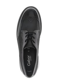 Scarpa in pelle nera con punta decorata, chiusura con lacci e cuciture a contrasto. Presenta una soletta imbottita per il comfort.