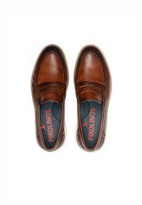 Bruine leren loafers met een gladde afwerking, voorzien van een instapontwerp, contrasterende witte zool en blauw binnenzool met rode merkaccenten.