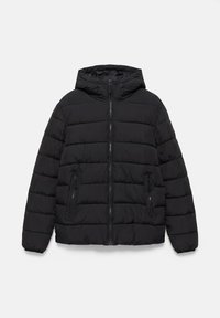 Veste noire matelassée avec capuche, fermeture éclair devant et deux poches latérales zippées, manches longues et coutures matelassées horizontales.