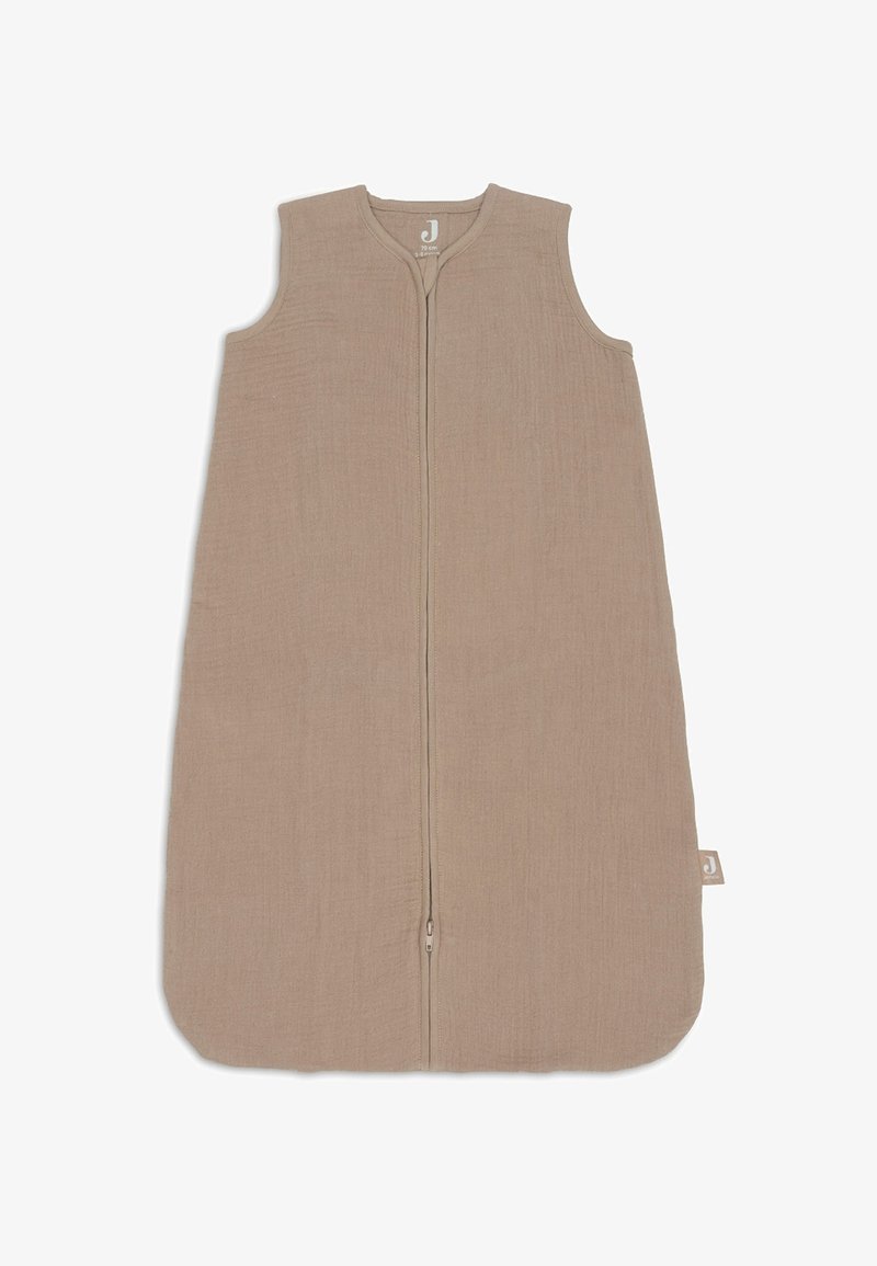 Beige slaapzak met een mouwloos ontwerp, ritsafsluiting en een afgeronde onderkant. Gemaakt van zachte, gestructureerde stof met een logo-label aan de zijkant.