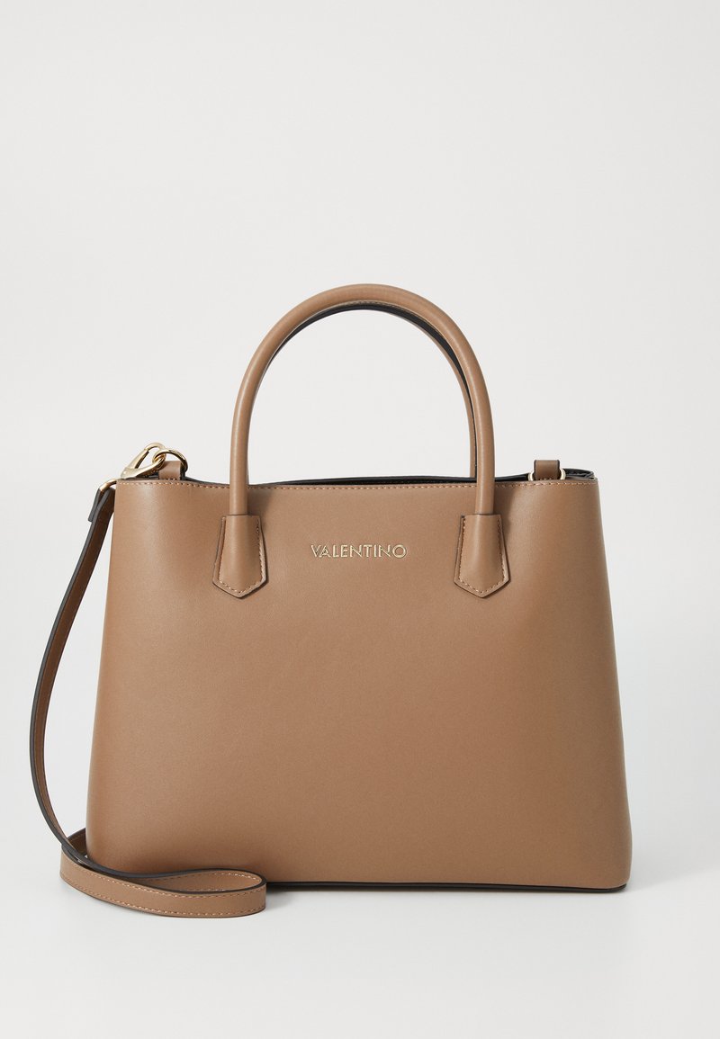 Borsa a mano in pelle marrone con doppio manico rotondo, tracolla regolabile, dettaglio del logo in oro e forma rettangolare strutturata. Texture liscia.