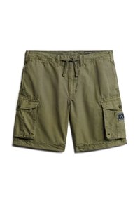 Pantalones cortos de carga verdes, fabricados en un tejido ligero, con cintura ajustable por cordón, dos bolsillos laterales y un parche de marca en el lateral.