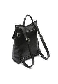 Mochila de cuero negro con correas ajustables, un asa en la parte superior y un bolsillo frontal con cremallera. Textura suave y diseño angular.