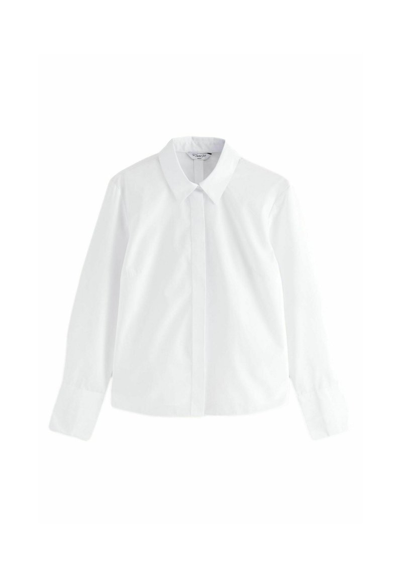 Camicia bianca a maniche lunghe con colletto, realizzata in un tessuto misto cotone liscio, caratterizzata da un taglio dritto e una patta frontale discreta.