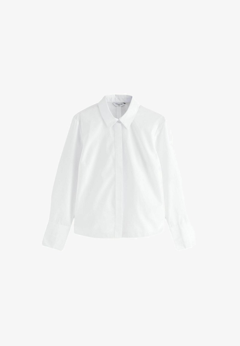Biała, długa koszula z długim rękawem zapinana na guziki, z kołnierzykiem, wykonana z gładkiej tkaniny bawełnianej, o prostym kroju i dyskretnym zapięciem z przodu.