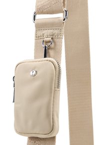 Borsa a tracolla in tessuto beige con tasca piccola con zip staccabile. Presenta una texture liscia, hardware argentato e una larga tracolla regolabile.