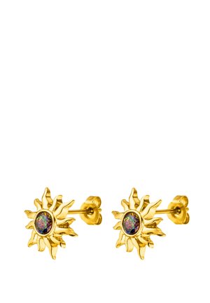 Goldene Ohrstecker in Form einer Sonne mit welligen Strahlen und zentralen, mehrfarbigen, irisierenden ovalen Steinen, gesichert mit Schmetterlingsverschlüssen.
