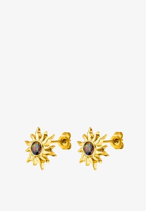 Goldene Ohrstecker in Form einer Sonne mit welligen Strahlen und zentralen, mehrfarbigen, irisierenden ovalen Steinen, gesichert mit Schmetterlingsverschlüssen.