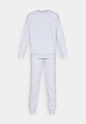 Ljusgrå sweatshirt och matchande mjukbyxor i mjukt material. Sweatshirten har en framficka och logotyp. Ribbat ärm- och midjeband.