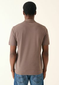 Next REVERE COLLAR REGULAR FIT - Polo - truffle neutral