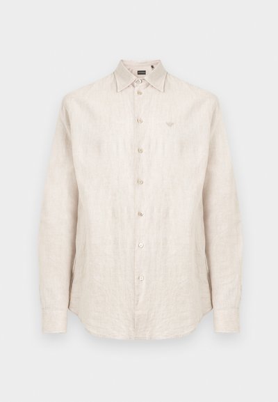 Μπεζ πουκαμίσα από λινό με μακριά μανίκια και κουμπιά, γιακά και διακριτικό κεντημένο λογότυπο στο αριστερό στήθος.
