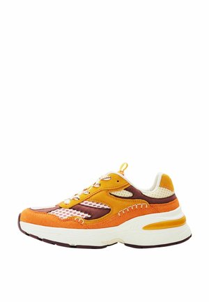 Lav sko i orange, brun og beige mesh med tyk hvid sål og snørelukning, vist fra ydersiden på hvid baggrund.