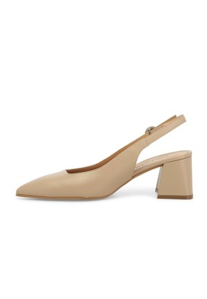 Scarpa slingback beige con punta appuntita, tacco a blocco e cinturino con fibbia su sfondo bianco.