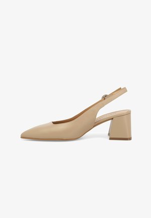 Scarpa slingback beige con punta appuntita, tacco a blocco e cinturino con fibbia su sfondo bianco.