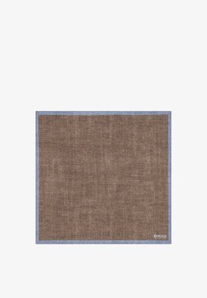 Pochette marrone con texture, bordo azzurro chiaro e logo bianco "Boggi Milano" nell'angolo in basso a destra.