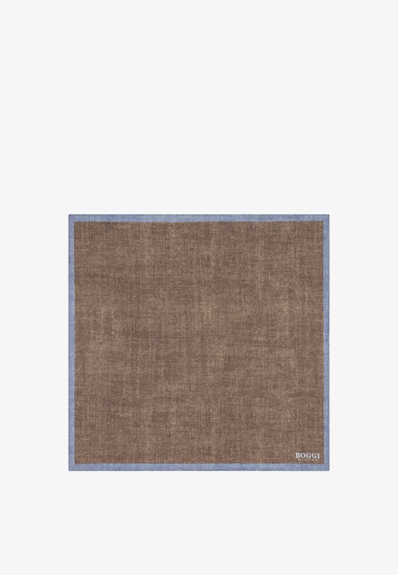Pochette marron texturée avec bordure bleu clair et logo blanc "Boggi Milano" dans le coin inférieur droit.