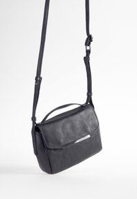 Zwarte leren schoudertas met klep sluiting, verstelbare schouderband en subtiele metalen accent aan de voorkant. Glad textuur overal.