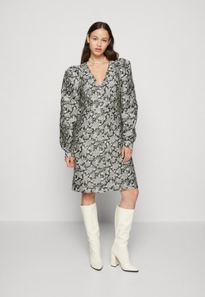 PIECES Tall PCMERCY V NECK DRESS - Cocktailkleid/festliches Kleid - black