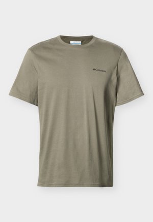 Camiseta Columbia de manga corta color verde oliva con cuello redondo y pequeño logo negro de Columbia en el pecho izquierdo.