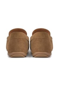Brązowe zamszowe buty wsuwane z zaokrąglonym tyłem, przeszytymi szwami i elastyczną gumową podeszwą. Gładka faktura z minimalnymi akcentami.