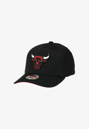 Schwarze Baseballmütze mit gebogenem Schirm, die vorne ein großes rot-weiß gesticktes Bullenlogo und an der Seite ein kleines rundes Etikett aufweist.