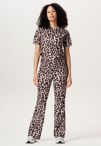 Leopardprint set bestaande uit een kortemouwen top en uitlopende broek, gemaakt van zachte, rekbare stof in een roze en zwarte kleurenschema.