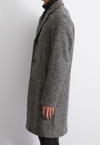 Grijze jas met visgraatmotief en gestructureerde pasvorm, een notched revers, drie knopen en zijzakken. Geweven stof van een wolmix met textuur.