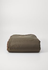 Olivenfarvet tæppe med en blød brun fleeceindsats, der har en glat ydre overflade og detaljer i guld. Foldet til opbevaring.