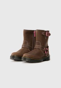 Brune lær ankle boots med lynlås på siden, lyserøde spændeaccentuer, hvide stikninger og en struktureret gummisål.