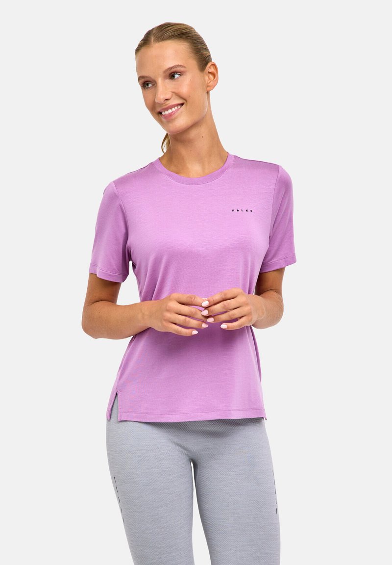 Kurzärmeliges, fliederfarbenes T-Shirt mit Rundhalsausschnitt und kleinem Logo. Weiches, leichtes Material mit seitlichen Schlitzen für mehr Bewegungsfreiheit.