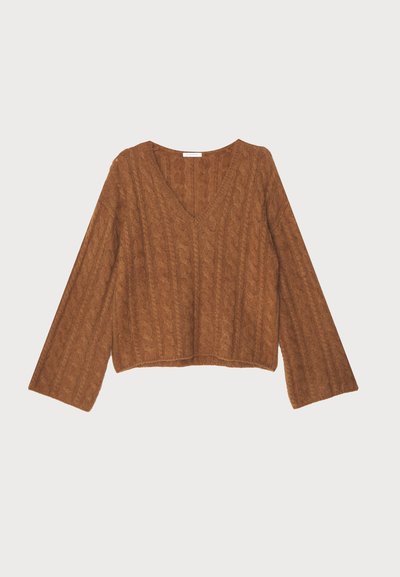 Hnědý svetr s pleteným vzorem a výstřihem do V, zkrácené délky a dlouhými rukávy. Měkká textura s vlnitým vzorem po celém povrchu.