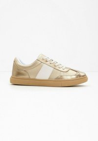 Sneaker metallici dorati con pannelli laterali bianchi, punta tonda, suola in gomma piatta e design classico con lacci. Texture liscia su tutta la superficie.
