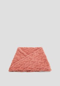 Écharpe en tricot corail texturé avec un motif en cablé, pliée et posée à plat, avec une apparence douce et moelleuse et un look chaleureux.