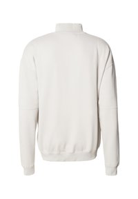 Jednoduchá bílá mikina s dlouhým rukávem, žebernatým límcem, manžetami a spodním lemem, zobrazena zezadu na bílém pozadí.