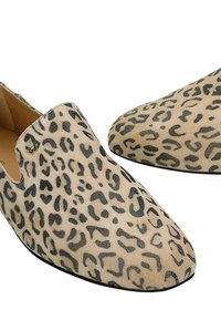 Nazouvací boty s leopardím potiskem vyrobené z měkké antej. Světle béžový základ s černým skvrnitým vzorem, špičatou špičkou a nízkým střihem.